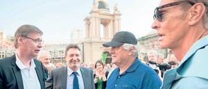 Promi-Power. Bei der Demo auf dem Alten Markt halfen unter anderem TV-Moderator Günther Jauch (l.), Modeschöpfer Wolfgang Joop (r.) und Oberbürgermeister Jann Jakobs, Hasso Plattner (2.v.r.) umzustimmen. Nun baut er die Kunsthalle doch am Stadtrand.