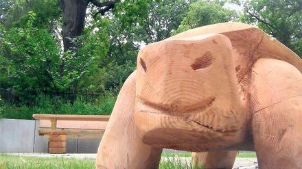 Ort der Trauerarbeit. Mitarbeiter des Grünflächenamtes und der städtischen Friedhofsverwaltung haben auf dem Neuen Friedhof ein Grabfeld für verstorbene Kinder errichtet. Geschwisterkinder können auf einer Schildkröte aus Holz reiten.