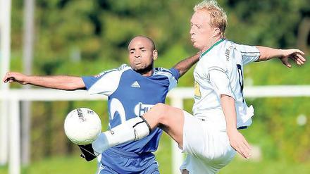 Treffsicher. Mit zehn Toren war Robert Koschan (rechts) – hier im Duell mit Oswaldo Proenca vom MSV Neuruppin – der beste Torschütze der Werderaner.