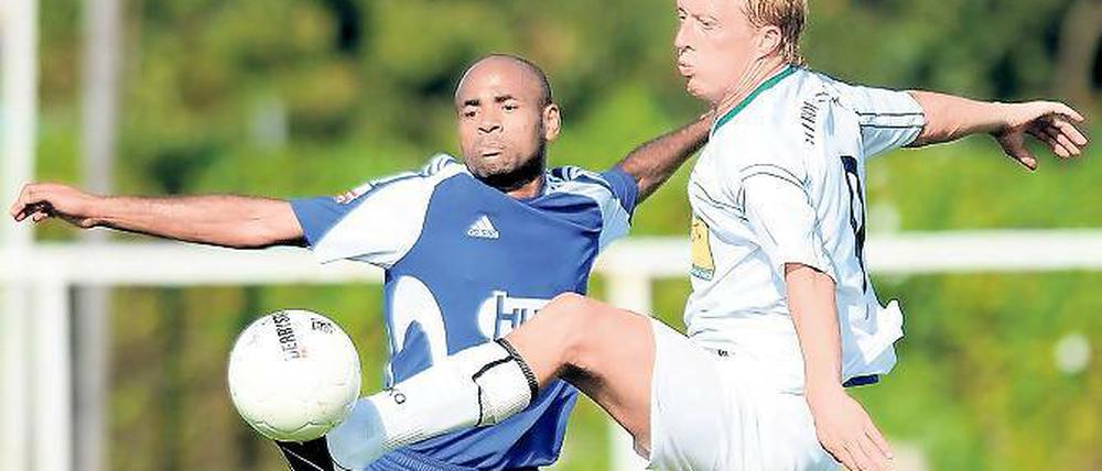 Treffsicher. Mit zehn Toren war Robert Koschan (rechts) – hier im Duell mit Oswaldo Proenca vom MSV Neuruppin – der beste Torschütze der Werderaner.