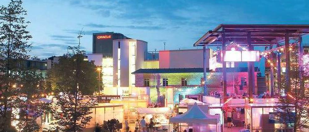 Erlebnisräume öffnen sich. 24 Stunden bietet die „Stadt für eine Nacht“ einen Veranstaltungsmarathon, der den Kulturstandort lebendig werden lässt. Alle Häuser und Freiluftplätze werden bespielt und der Eintritt ist frei.