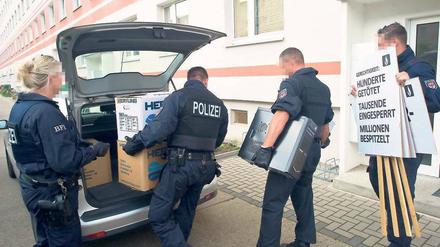 Razzia. 260 Polizisten durchsuchten am 19. Juni Räume des „Widerstandes Südbrandenburg“. Innenminister Woidke (SPD) hatte die Neonazigruppe verboten.