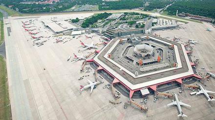 Zurück auf Los. Eigentlich sollte der Flugbetrieb in Tegel am 3. Juni eingestellt werden. Wegen des BER-Debakels muss die Versorgung mit Treibstoff neu organisiert werden.