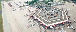 Zurück auf Los. Eigentlich sollte der Flugbetrieb in Tegel am 3. Juni eingestellt werden. Wegen des BER-Debakels muss die Versorgung mit Treibstoff neu organisiert werden.