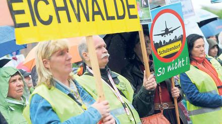 Da blüht der Politik was. Am Roten Rathaus trafen sich Bewohner der BER-Einflugschneisen, um gegen Lärm zu protestieren. Außerdem sammelten sie Unterschriften zum am heutigen Montag beginnenden Volksbegehren für das Flugverbot, das zwischen 22 und 6 Uhr gelten soll (Seite 12).