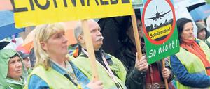 Da blüht der Politik was. Am Roten Rathaus trafen sich Bewohner der BER-Einflugschneisen, um gegen Lärm zu protestieren. Außerdem sammelten sie Unterschriften zum am heutigen Montag beginnenden Volksbegehren für das Flugverbot, das zwischen 22 und 6 Uhr gelten soll (Seite 12).