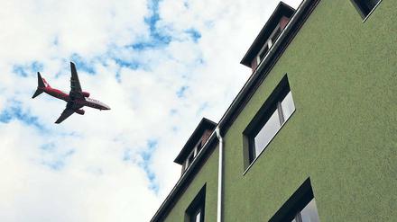 Schall und Schutz. In den Wohnungen rund um den BER darf künftig der Lärmpegel von 55 Dezibel nicht überschritten werden. Die Anwohner Tegels, wie auf diesem Bild zu sehen, haben das Problem bald nicht mehr.