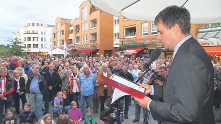 Sieht die Anwohner bewusst getäuscht: Kleinmachnows Bürgermeister Michael Grubert (SPD) unterstützt den Protest der Fluglärmgegner, immer wieder gab es in den vergangenen zwei Jahren auch Demonstrationen auf dem Rathausmarkt.