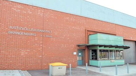 Nicht nur Gitter. Neben schweren Straftätern sind in der Justizvollzugsanstalt Brandenburg/Havel auch Häftlinge im sogenannten offenen Vollzug untergebracht. Weil sie in der Regel keine Gefahr für die Öffentlichkeit darstellen, genießen sie weitgehende Freiheiten.