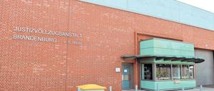 Nicht nur Gitter. Neben schweren Straftätern sind in der Justizvollzugsanstalt Brandenburg/Havel auch Häftlinge im sogenannten offenen Vollzug untergebracht. Weil sie in der Regel keine Gefahr für die Öffentlichkeit darstellen, genießen sie weitgehende Freiheiten.