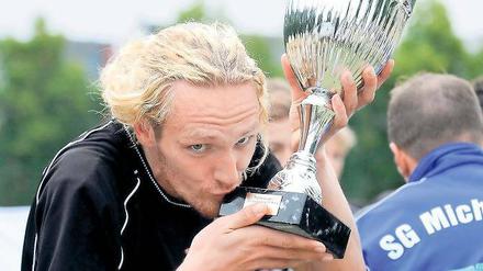 Geschafft. Nach dem 5:0-Sieg der SG Michendorf über den FSV Eintracht 1910 Königs Wusterhausen küsste Philipp Völker den Pokal.