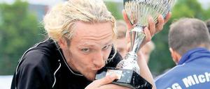 Geschafft. Nach dem 5:0-Sieg der SG Michendorf über den FSV Eintracht 1910 Königs Wusterhausen küsste Philipp Völker den Pokal.