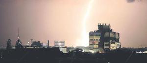 Steglitzer Perspektive. Der Blitz schlägt hinter dem bunten Bierpinsel ein, in der Mitte ist der Schöneberger Gasometer zu erkennen, links der Fernsehturm.