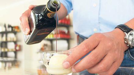 Beelitzer Köstlichkeit: Syrings Kürbiskernöl auf Vanilleeis.