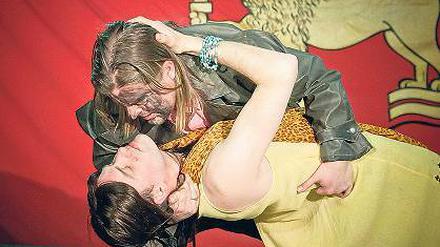 Was ist hier Leidenschaft? Und was schon Wut? Othello (Jan Maak) und Desdemona (Urs Stämpfli) in klassischer Umarmung.