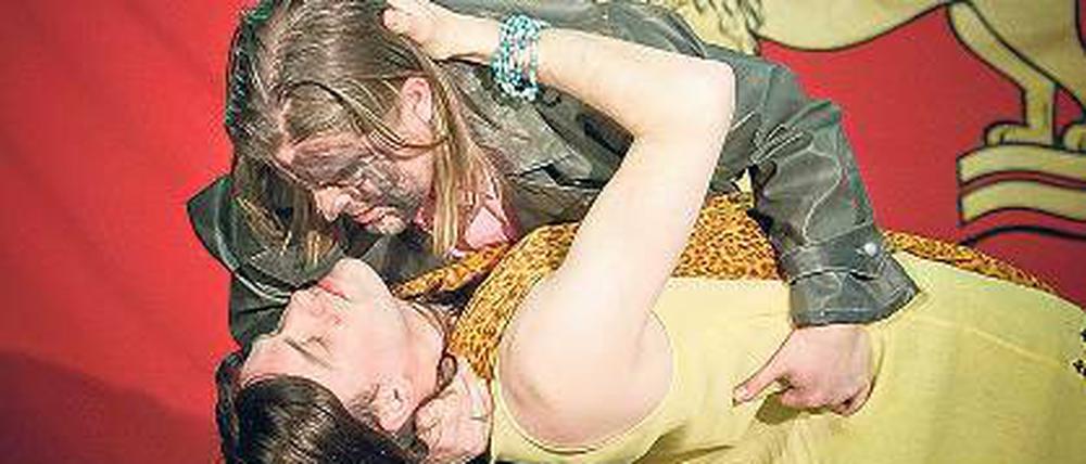 Was ist hier Leidenschaft? Und was schon Wut? Othello (Jan Maak) und Desdemona (Urs Stämpfli) in klassischer Umarmung.