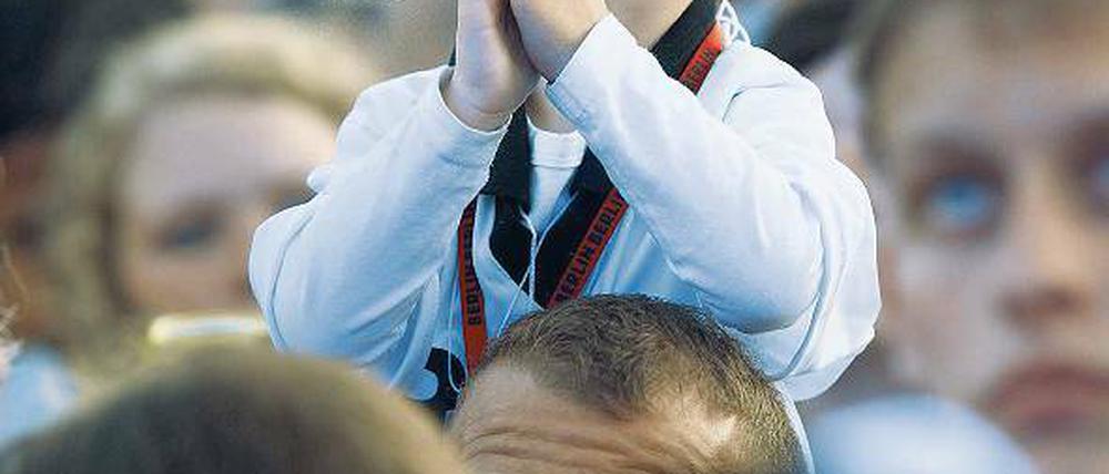 Und fast alle gucken zu. Fußballfans folgen einer Welle, schwappen mit in der ewigen Bewegung aus diffuser Angst und Hoffnung. Antje Rávic Strubel schwimmt indes entnervt dieser Welle entgegen.