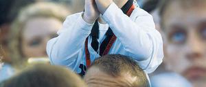 Und fast alle gucken zu. Fußballfans folgen einer Welle, schwappen mit in der ewigen Bewegung aus diffuser Angst und Hoffnung. Antje Rávic Strubel schwimmt indes entnervt dieser Welle entgegen.