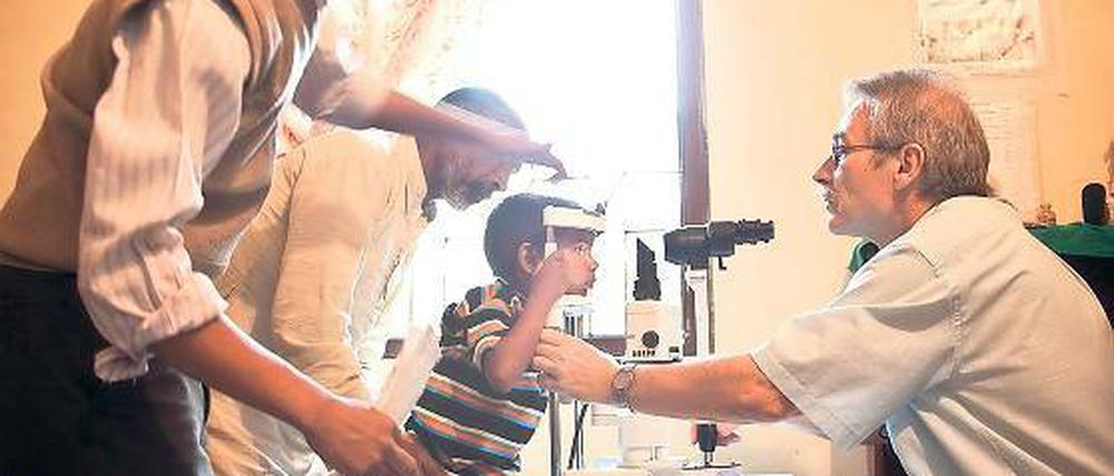 Dr. Albrecht Hennig, Facharzt für Augenheilkunde, im Krankenhaus der Christoffel-Blindenmission in Nepal. 2010 wurde er für seinen Einsatz mit dem Bundesverdienstkreuz ausgezeichnet.
