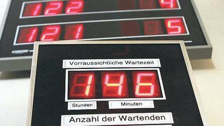 Wenn’s mal wieder länger dauert. Großer Andrang beim Bürgerservice.