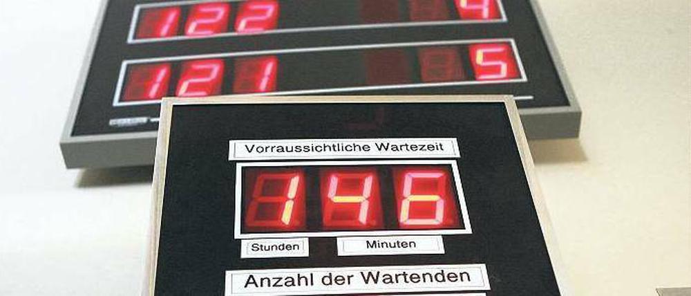 Wenn’s mal wieder länger dauert. Großer Andrang beim Bürgerservice.