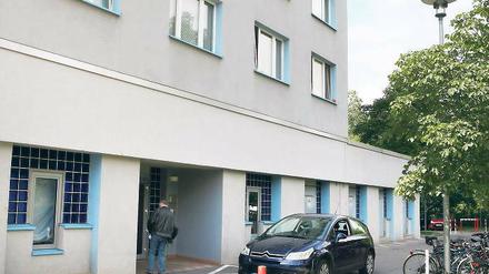 Gefährlich. Wer im Humboldtring aus diesem Hochhaus tritt, befindet sich sofort auf der Straße. Das lässt sich derzeit nicht ändern, sagt die Verwaltung.