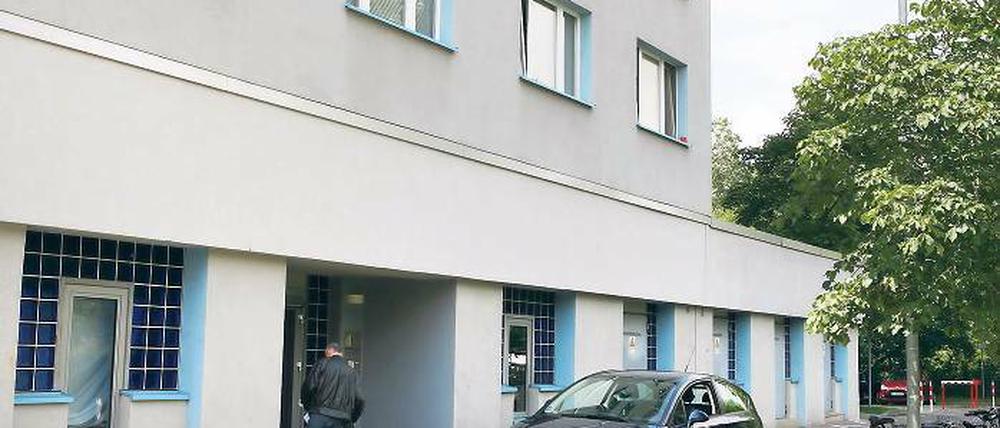 Gefährlich. Wer im Humboldtring aus diesem Hochhaus tritt, befindet sich sofort auf der Straße. Das lässt sich derzeit nicht ändern, sagt die Verwaltung.