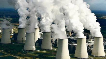 Dicke Luft. Lange lagen die Verhandlungen über ein CCS-Gesetz auf Eis. Nun haben sich Bund und Länder geeinigt. Dabei galt die Technologie schon als abgeschrieben. Besonders bei der Kohleverstromung wie hier in Jänschwalde wird viel CO2 frei gesetzt.