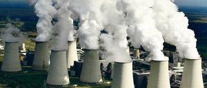 Dicke Luft. Lange lagen die Verhandlungen über ein CCS-Gesetz auf Eis. Nun haben sich Bund und Länder geeinigt. Dabei galt die Technologie schon als abgeschrieben. Besonders bei der Kohleverstromung wie hier in Jänschwalde wird viel CO2 frei gesetzt.