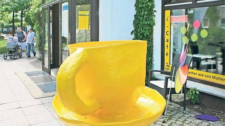 Hinweis. Die große gelbe Kaffeetasse wirbt für das „I-Café“ in Drewitz.
