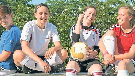 Bereit, mit Spaß erfolgreich zu kicken. Anne-Kathrin Hübner, Laura Diener, Annika Eichmann und Henrike Schödel (von links) wollen als neue Mannschaft der Potsdamer Kickers 94 in der kommenden Saison den Aufstieg in die Brandenburgliga schaffen und in den DFB-Pokal der Frauen einziehen.
