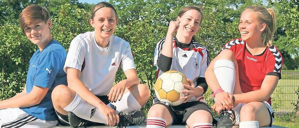 Bereit, mit Spaß erfolgreich zu kicken. Anne-Kathrin Hübner, Laura Diener, Annika Eichmann und Henrike Schödel (von links) wollen als neue Mannschaft der Potsdamer Kickers 94 in der kommenden Saison den Aufstieg in die Brandenburgliga schaffen und in den DFB-Pokal der Frauen einziehen.