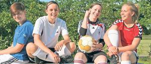 Bereit, mit Spaß erfolgreich zu kicken. Anne-Kathrin Hübner, Laura Diener, Annika Eichmann und Henrike Schödel (von links) wollen als neue Mannschaft der Potsdamer Kickers 94 in der kommenden Saison den Aufstieg in die Brandenburgliga schaffen und in den DFB-Pokal der Frauen einziehen.