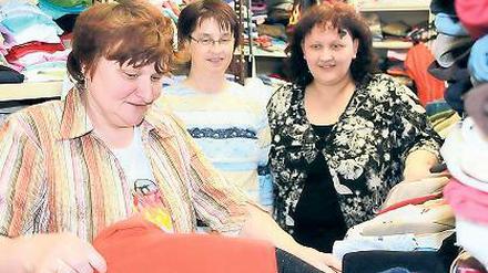 Die Seele des Vereins: Gabriela Schrader (l.) in der Kleiderkammer.