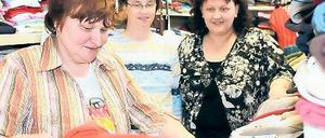 Die Seele des Vereins: Gabriela Schrader (l.) in der Kleiderkammer.
