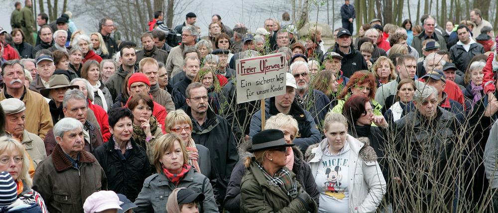 Seit Jahren demonstrieren Bürger aus Groß Glienicke für einen öffentlichen Uferweg an ihrem See.