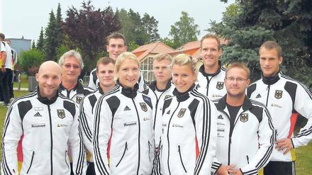 Potsdams Kanu-Team für die Olympischen Spiele in London. Ronald Rauhe, Kajak-Frauen-Bundestrainer Jochen Zühlke, Peter Kretschmer, Sebastian Brendel, Katrin Wagner-Augustin, Kurt Kuschela, Franziska Weber, Tim Wieskötter, Sprint-Bundestrainer Clemens Paarmann und Ersatzmann Ronald Verch (v. l.) am Mittwoch im Trainingslager Kienbaum.
