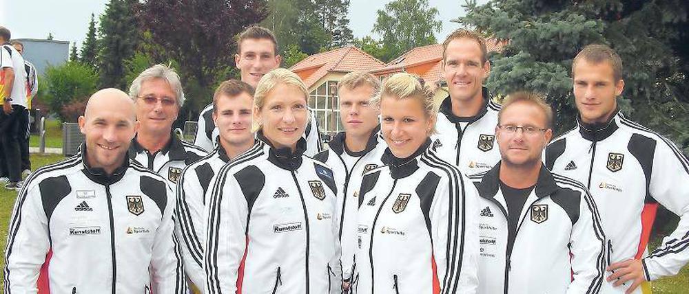 Potsdams Kanu-Team für die Olympischen Spiele in London. Ronald Rauhe, Kajak-Frauen-Bundestrainer Jochen Zühlke, Peter Kretschmer, Sebastian Brendel, Katrin Wagner-Augustin, Kurt Kuschela, Franziska Weber, Tim Wieskötter, Sprint-Bundestrainer Clemens Paarmann und Ersatzmann Ronald Verch (v. l.) am Mittwoch im Trainingslager Kienbaum.