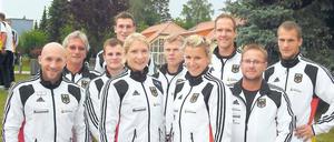 Potsdams Kanu-Team für die Olympischen Spiele in London. Ronald Rauhe, Kajak-Frauen-Bundestrainer Jochen Zühlke, Peter Kretschmer, Sebastian Brendel, Katrin Wagner-Augustin, Kurt Kuschela, Franziska Weber, Tim Wieskötter, Sprint-Bundestrainer Clemens Paarmann und Ersatzmann Ronald Verch (v. l.) am Mittwoch im Trainingslager Kienbaum.