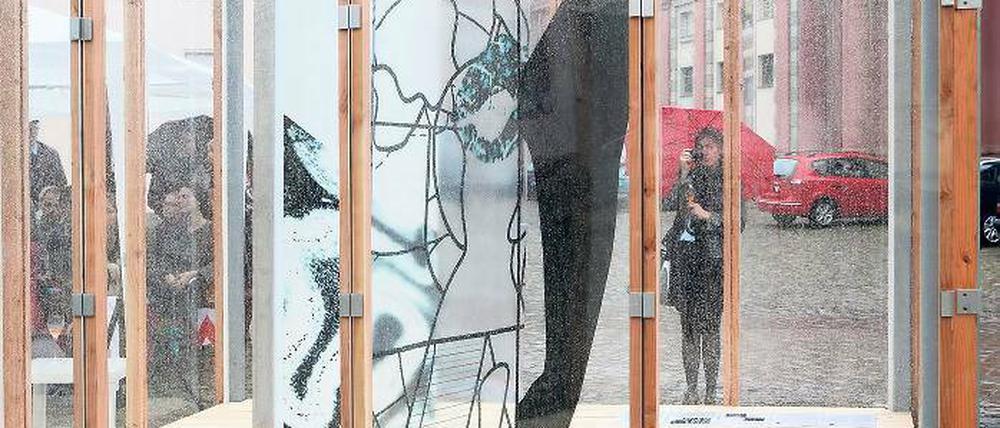 Gläsernes Labor am Neuen Markt. Drei Monate finden hier wechselnde Ausstellungen statt. Die Lichtinstallation „Rays“ macht den Auftakt und ist Tag und Nacht zu sehen.