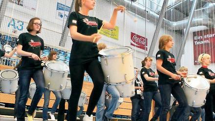 14 Hochtrommlerinnen, acht Flachtrommler und 42 Fanfarenbläser, Frauen sowohl als Männer, fahren nach Kanada. Dazu kommt der Dirigent und ein Team von 15 Betreuern.