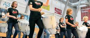 14 Hochtrommlerinnen, acht Flachtrommler und 42 Fanfarenbläser, Frauen sowohl als Männer, fahren nach Kanada. Dazu kommt der Dirigent und ein Team von 15 Betreuern.