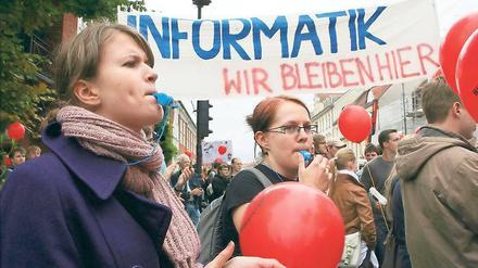 Lautstarker Protest. Rund 900 Potsdamer Studierende haben am Dienstagmittag in der Innenstadt protestiert. Sie wollen, dass die Jura- und Informatikstudiengänge in der Landeshauptstadt erhalten bleiben.