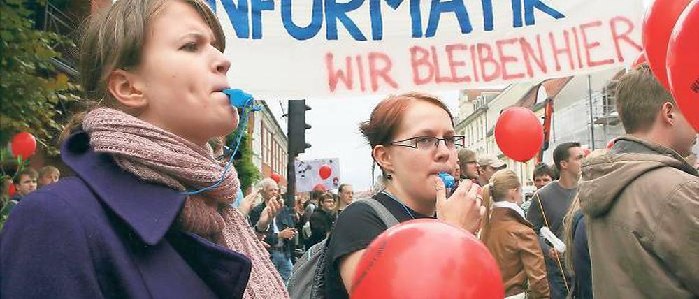 Lautstarker Protest. Rund 900 Potsdamer Studierende haben am Dienstagmittag in der Innenstadt protestiert. Sie wollen, dass die Jura- und Informatikstudiengänge in der Landeshauptstadt erhalten bleiben.