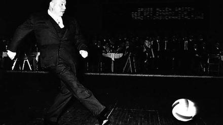 Sportsfreund. Erich Mielke, der langjährige Minister für Staatssicherheit in der DDR, kickt auf einer Traditionsveranstaltung des BFC Dynamo Berlin. Die von Mielke geführte Stasi überwachte nicht nur Sportler, sondern wollte auch die Fanszene kontrollieren.