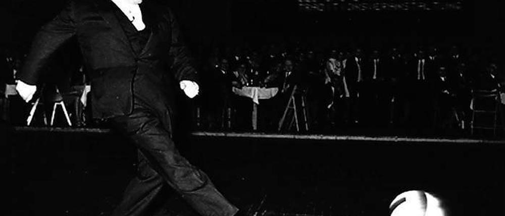 Sportsfreund. Erich Mielke, der langjährige Minister für Staatssicherheit in der DDR, kickt auf einer Traditionsveranstaltung des BFC Dynamo Berlin. Die von Mielke geführte Stasi überwachte nicht nur Sportler, sondern wollte auch die Fanszene kontrollieren.