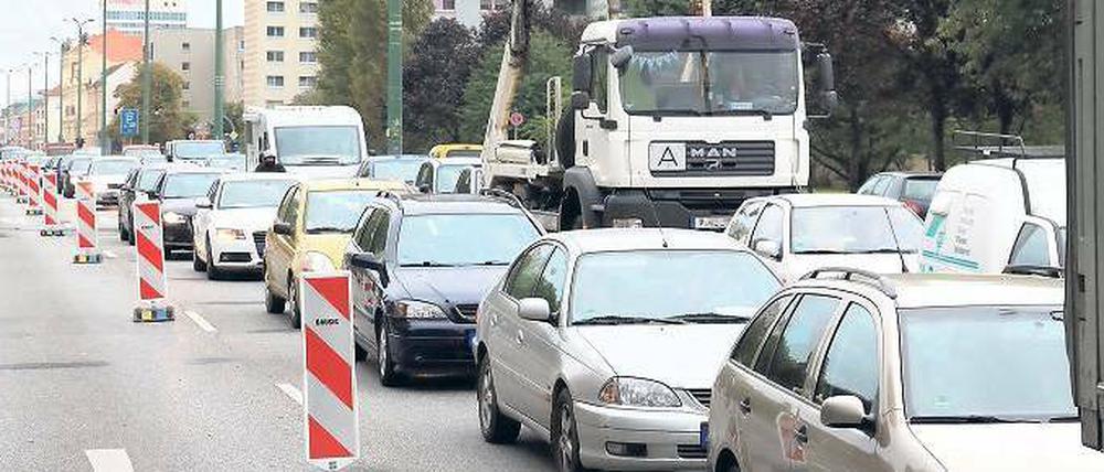 Stau-Stadt. In Potsdam sind Pförtnerampeln im Einsatz. Sie sollen für saubere Luft und einen besseren Verkehrsfluss sorgen. Staus wird es dennoch weiter geben.