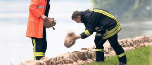 Einsatz gegen die Flut. Im Mai 2010 kämpfen Feuerwehrleute auf einem Deich bei Neuzelle (Oder-Spree) mit Sandsäcken gegen das Hochwasser. Noch heute, zwei Jahre später, leiden vor allem noch Anwohner im Oderbruch unter den Folgen.