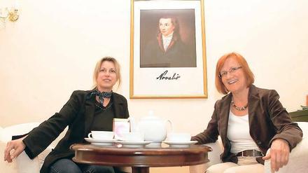 Teedamen. Beatrix Gräfin von Hardenberg (l.) und Gabriele Zapff (r.).