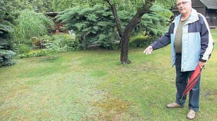 „Das ist wie eine offene Wunde.“ Frank Duif, heute Inhaber der Alexandrowka Nr. 3, zeigt auf die Stelle unterm Apfelbaum, an der kein Rasen wachsen will. Dort soll der Tote liegen.